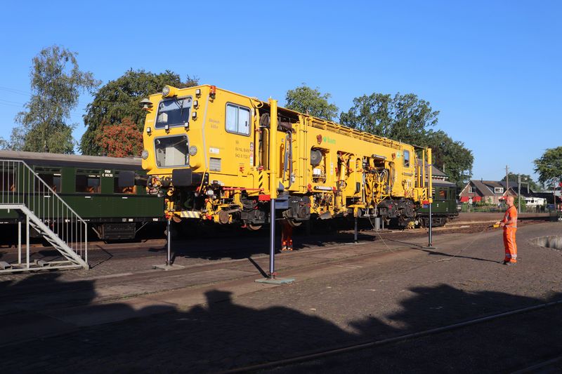 BAM Stopmachine met het fabrieksnummer 1214 en het UIC-nummer 99 84 942 8 702-7.